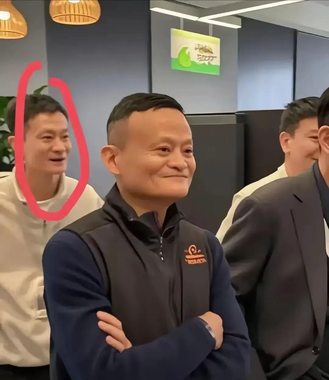 马云真的是流量王
把后面的这位也给带火了。
感觉和马云长得好像啊！
大家说这个人