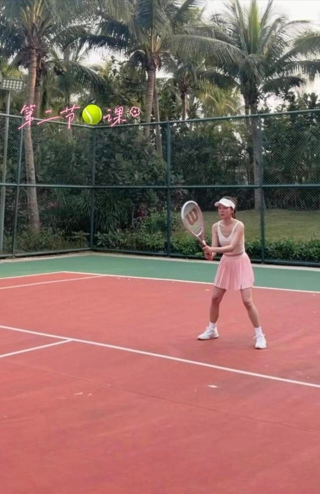 马龙妻子夏露现身北京户外网球场，一身全套李宁运动套装打球，脚上一双袜子价值三百块