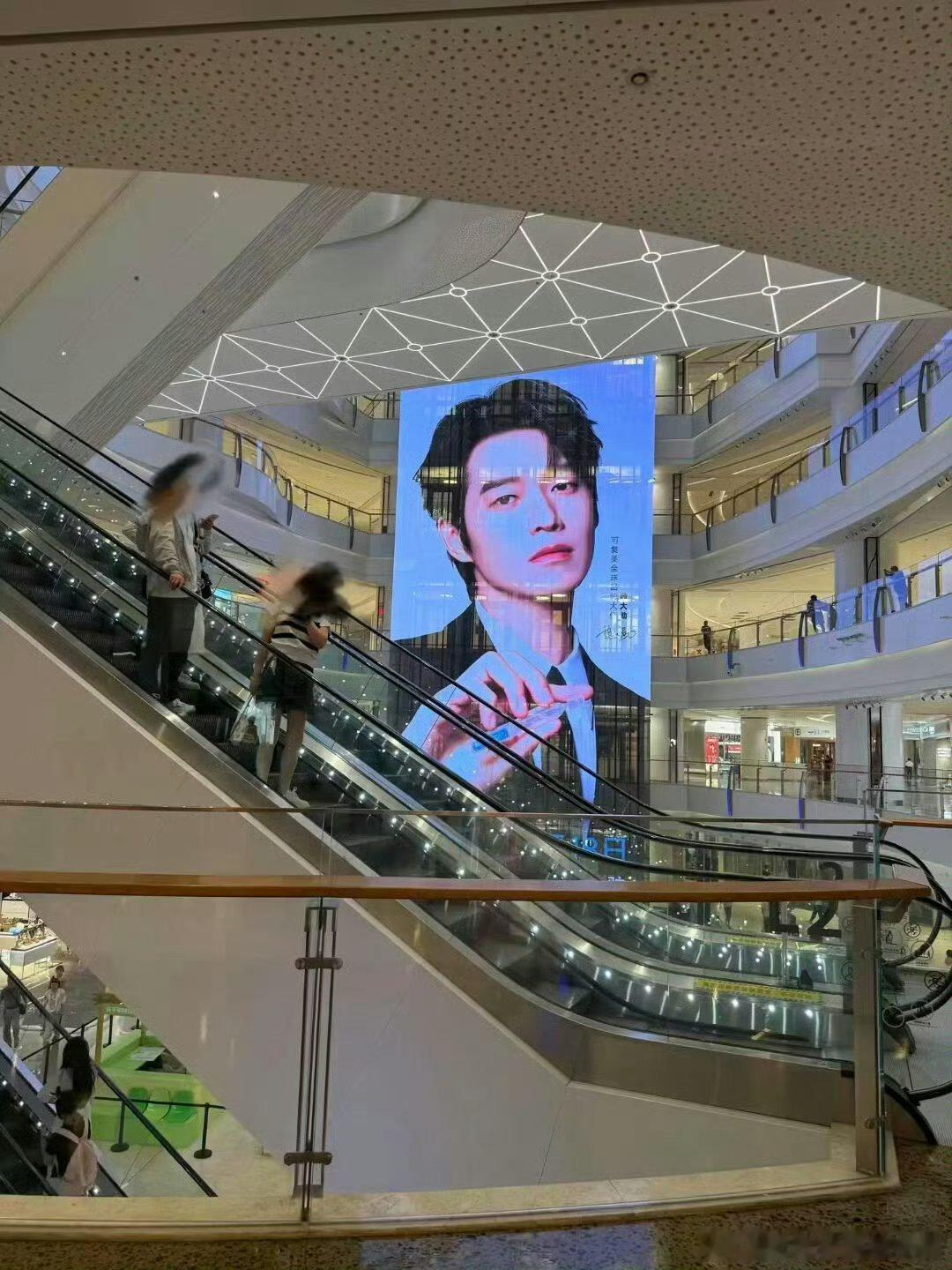 可复美全球品牌大使魏大勋魏大勋商业价值就是高啊，品牌方极致偏爱魏大勋 可复美巨幅