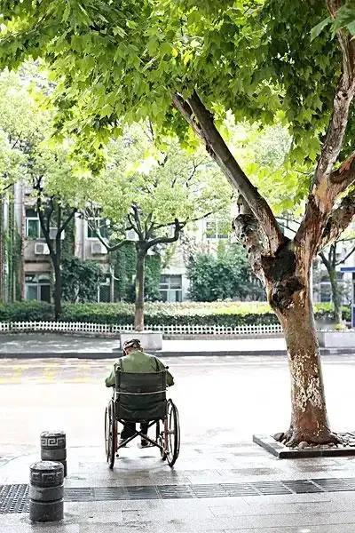 一个人晚年的悲哀是什么?死不了活不好。