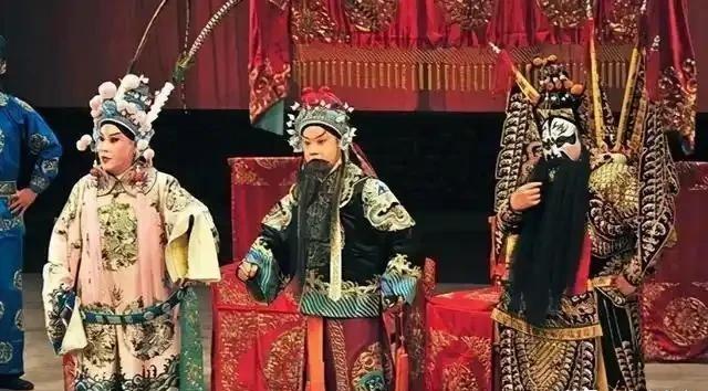 1988年，“小常宝”齐淑芳带领30名演员留美不归，背叛祖国抛弃丈夫，并恶狠狠对