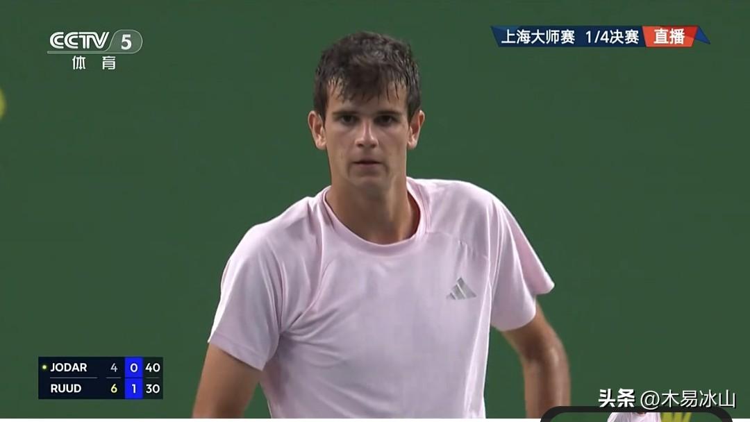 霍达尔2-1逆转击败鲁德，晋级上海网球大师赛男单半决赛。
北京时间10月16日下