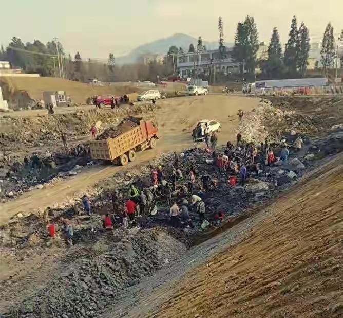 就在昨日，一个普通的工地，却在瞬间点燃了整个贵州农村的热情。工地上，工人们正忙着