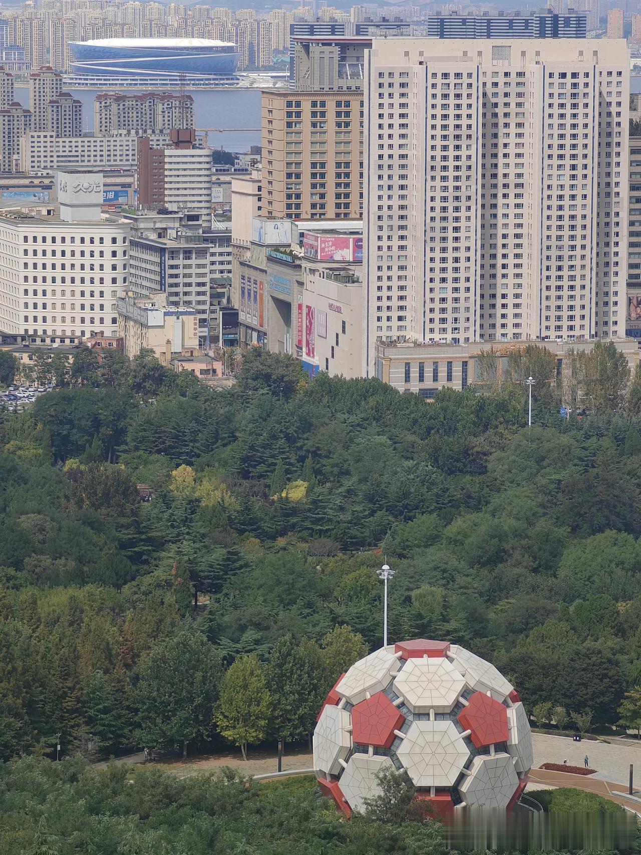 大连劳动公园大足球与梭鱼湾足球场同框[给力]
漂亮[赞][赞]
#大连头条# #