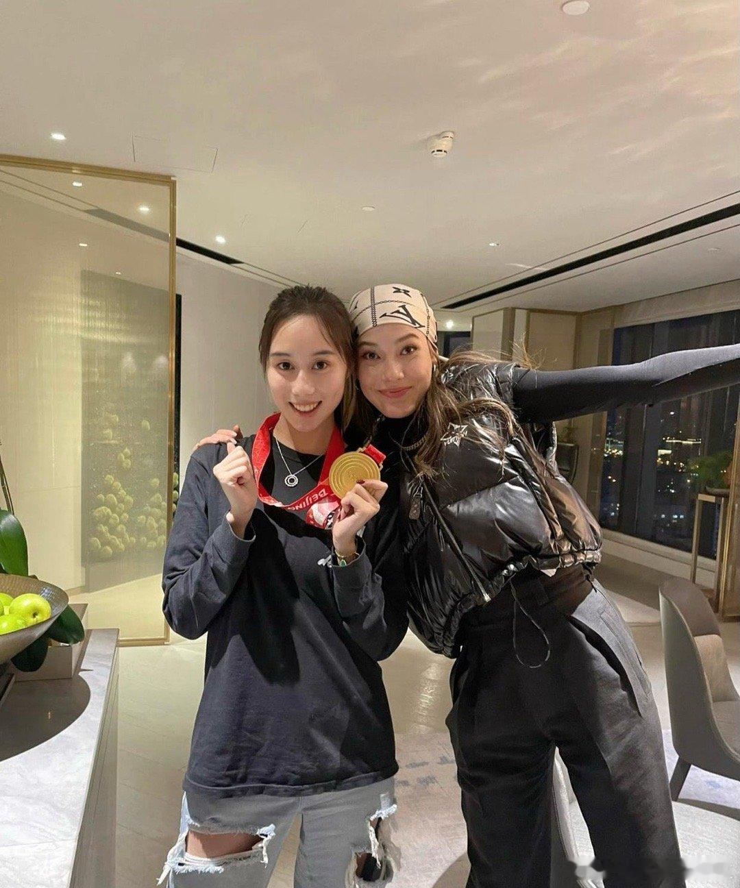 谷爱凌把自己的奖牌挂在四房小女何超欣脖子上，两人关系似闺蜜，这两人有啥交集啊……