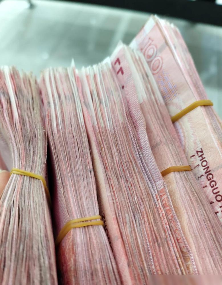 惊闻20万，我瞠目结舌。

这事搁谁身上都得愣半天。其实钱给了孙子，从老人的角度