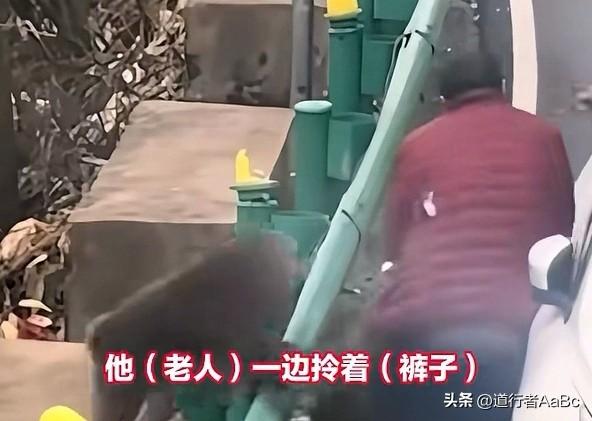 游客：“我今天被几只野猴子围攻了，而且强行扒掉了我的裤子，露出了裤衩子”
猴子：