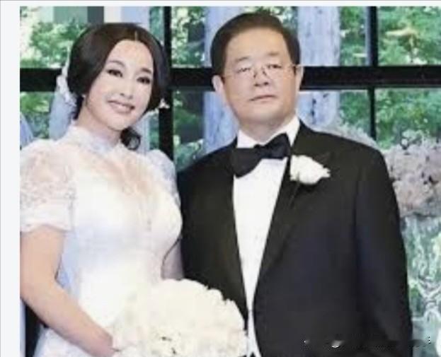 2013年已经63岁的刘晓庆在美国旧金山第四次穿上了白色的婚纱，嫁给了追求她多年
