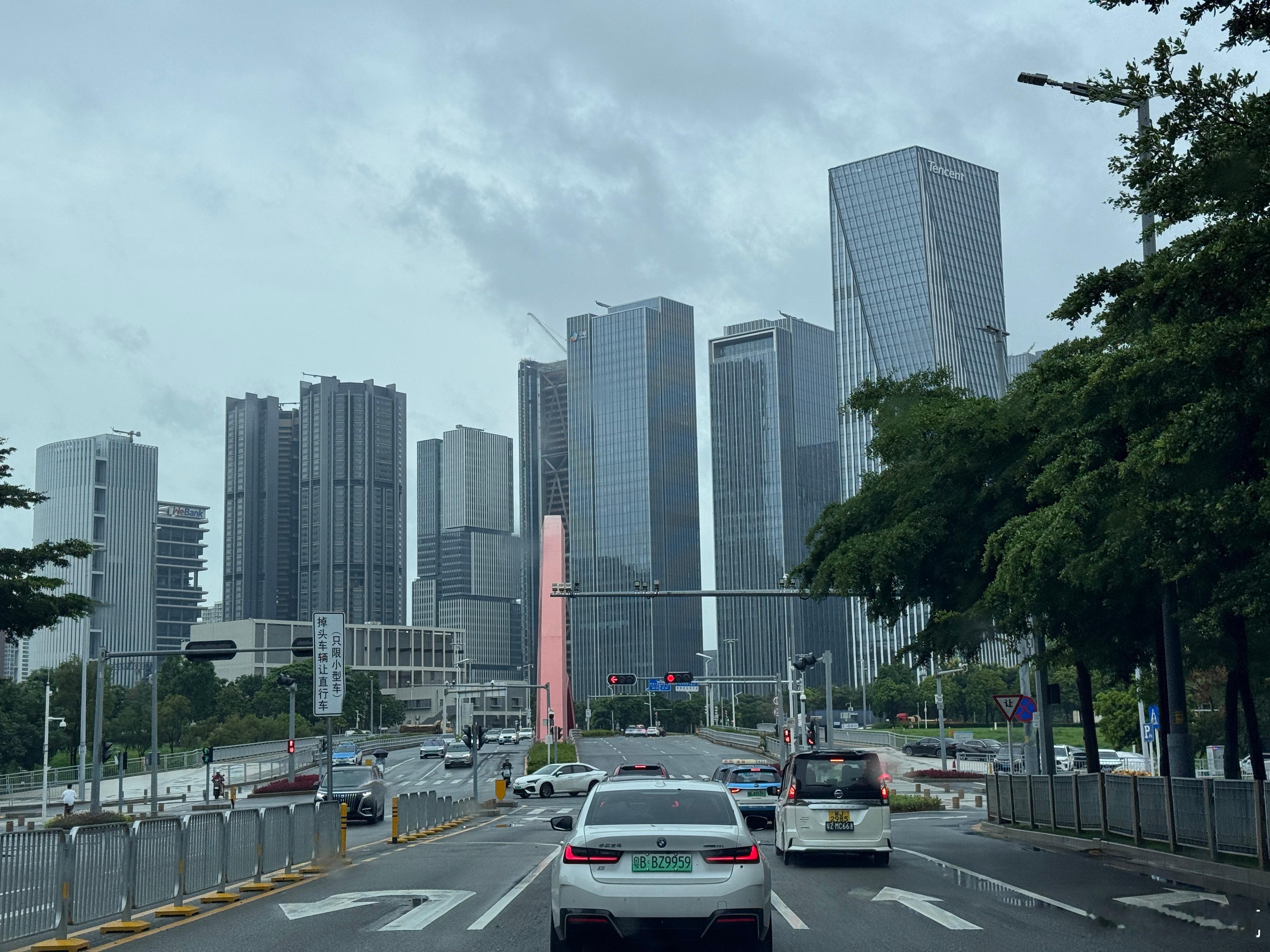 深圳现在的新建筑就跟搭积木一样，真是千篇一律毫无特色，唉。已经不差钱了，为什么不