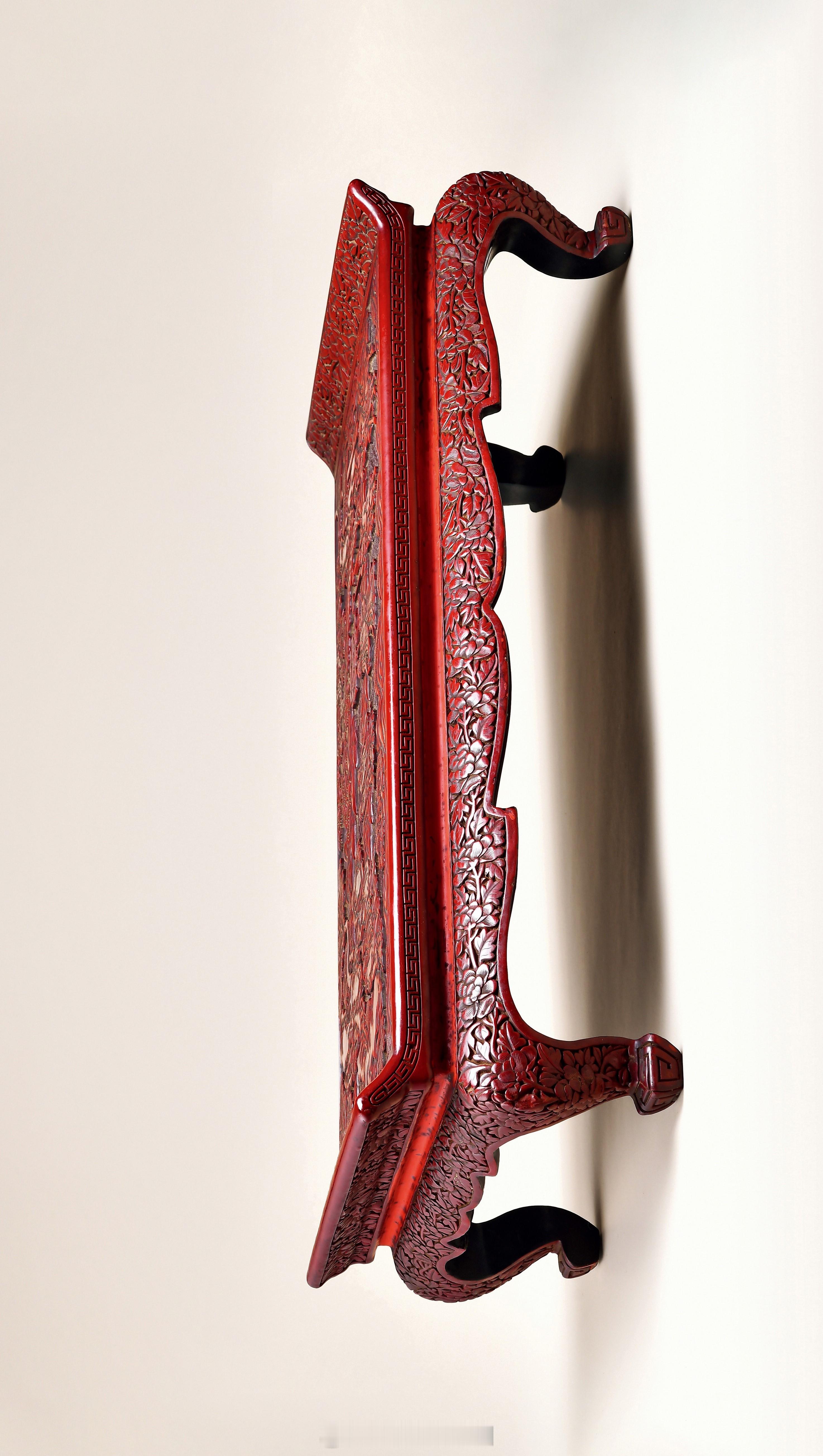 髹饰录 | 明 剔红人物故事图翘头几此几面板上安外翻翘头，彭牙鼓腿，牙边起阳线，