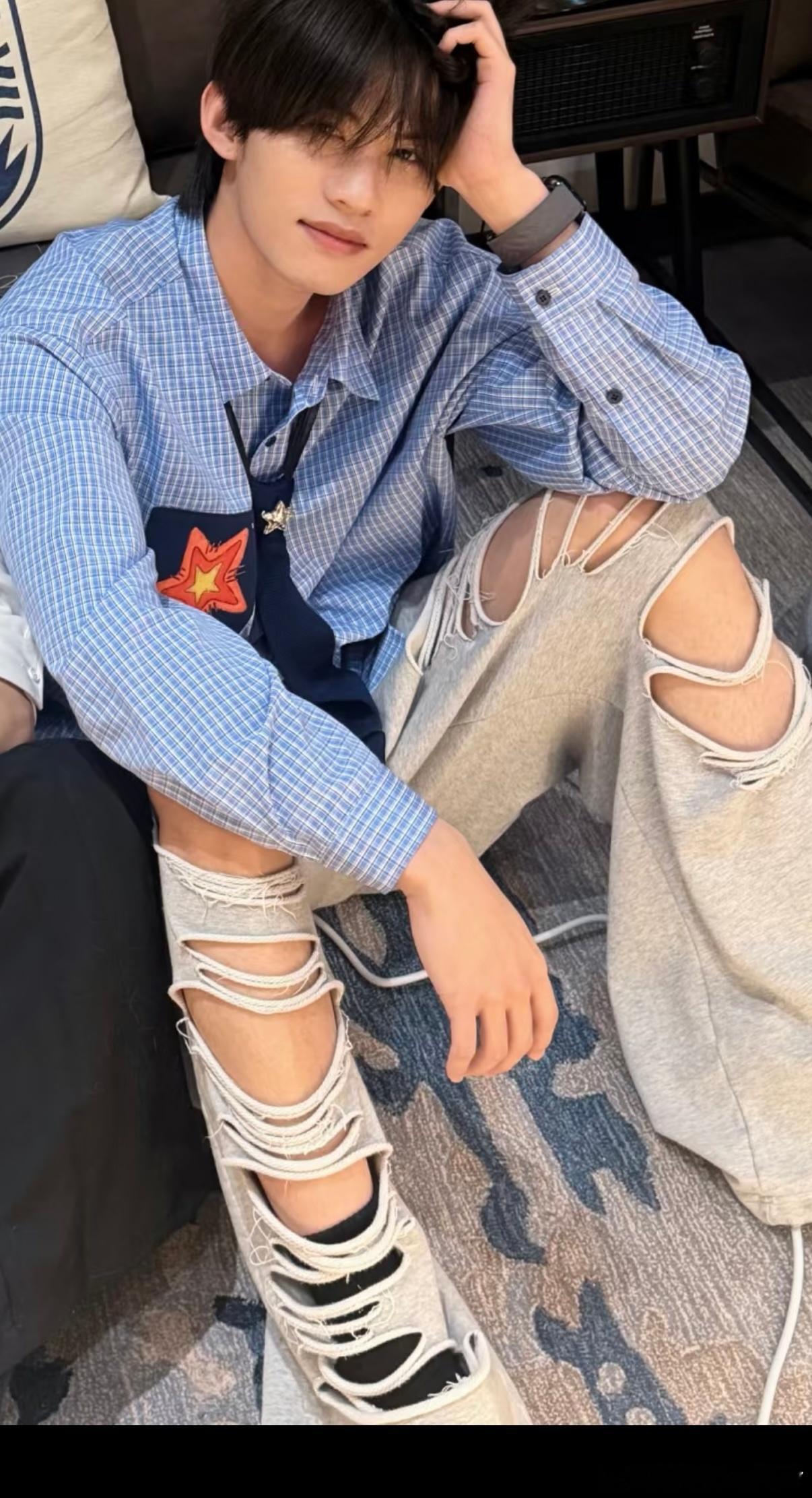 我请问一下这位同学，你裤子的洞怎么越来越大了？ 