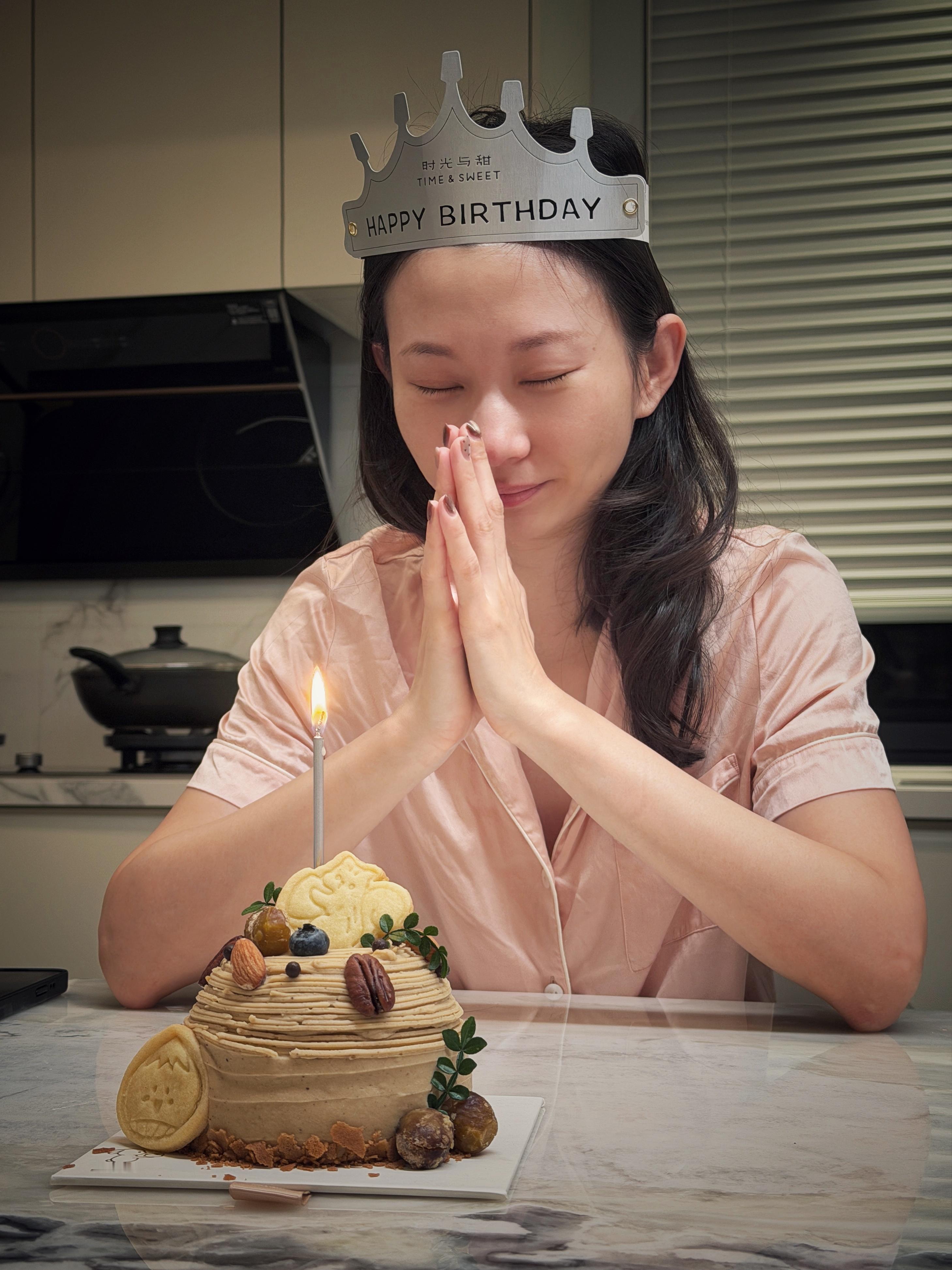 关女士今天生日，倒时差四点起来，吹完蜡烛就忙活工作到现在。辛苦了，谢谢🎂🎂[