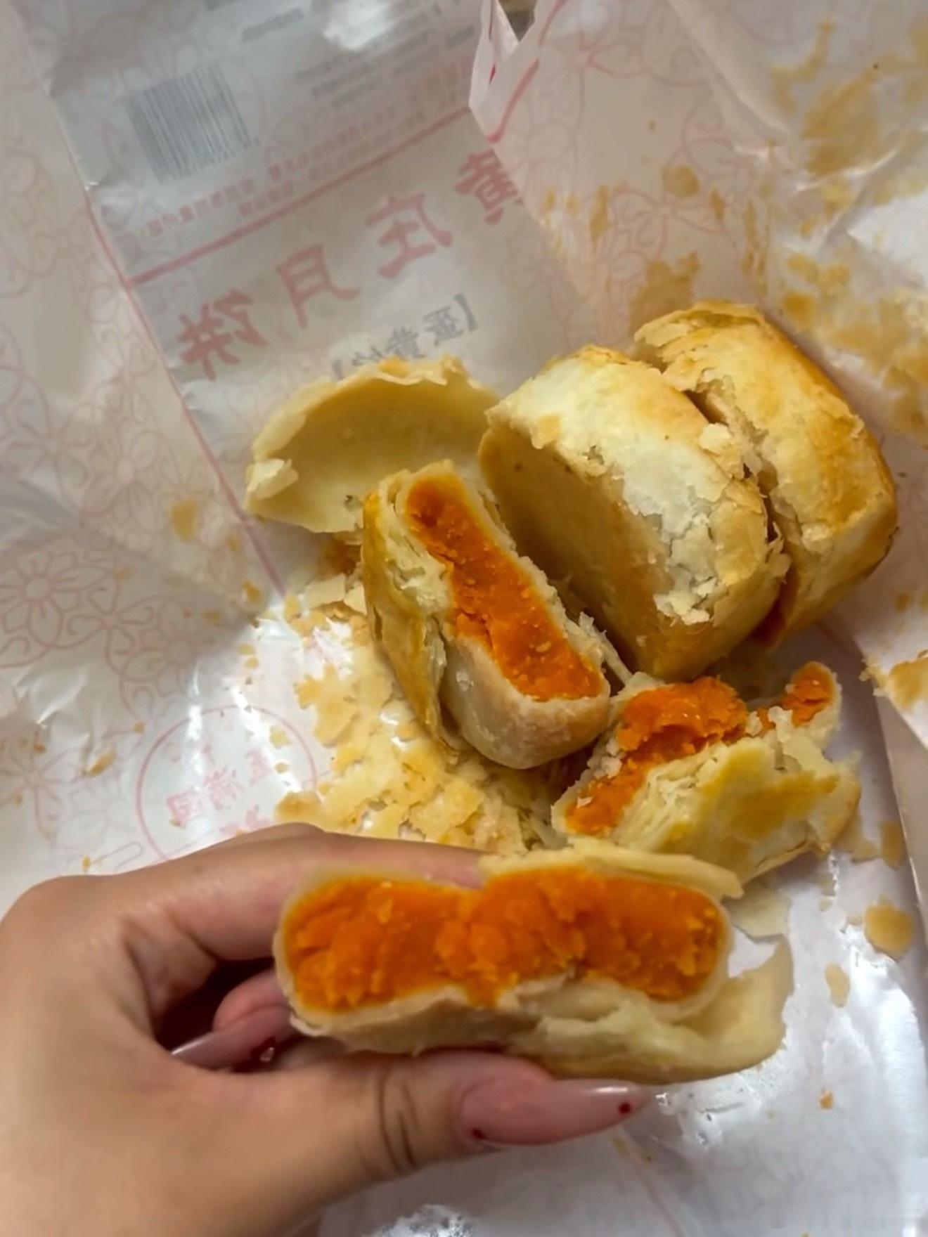 现在的月饼都这么卷了吗？真的没人觉得现在很多奇奇怪怪的月饼馅很难吃吗？我就爱吃五