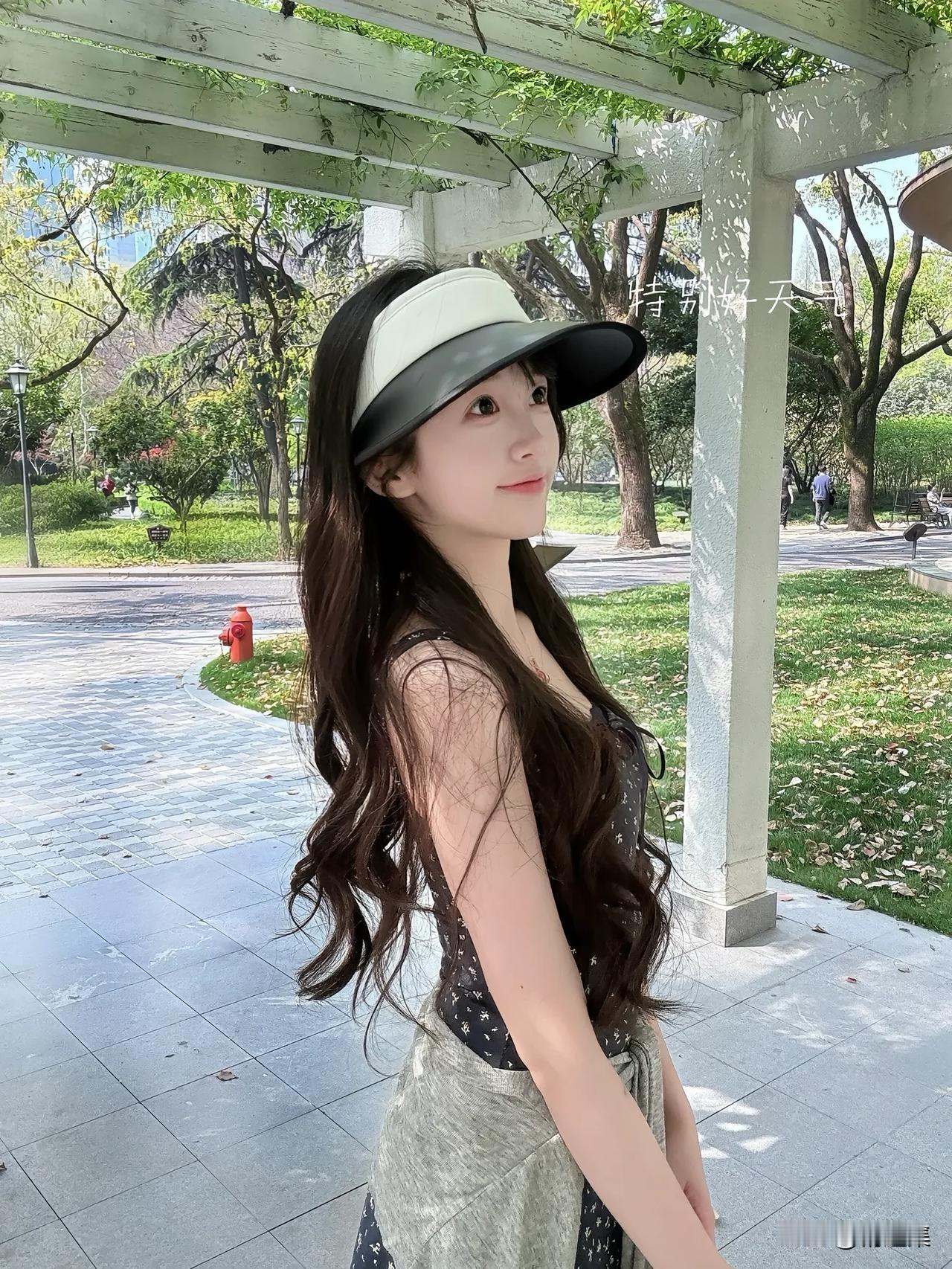 绿树阴中见，红妆影里行。