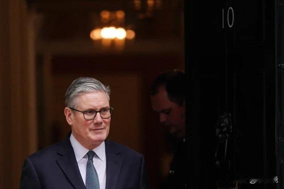 英国首相斯塔默离开唐宁街10号，冒着与特朗普不和的风险，前往中国，开启他的破冰之