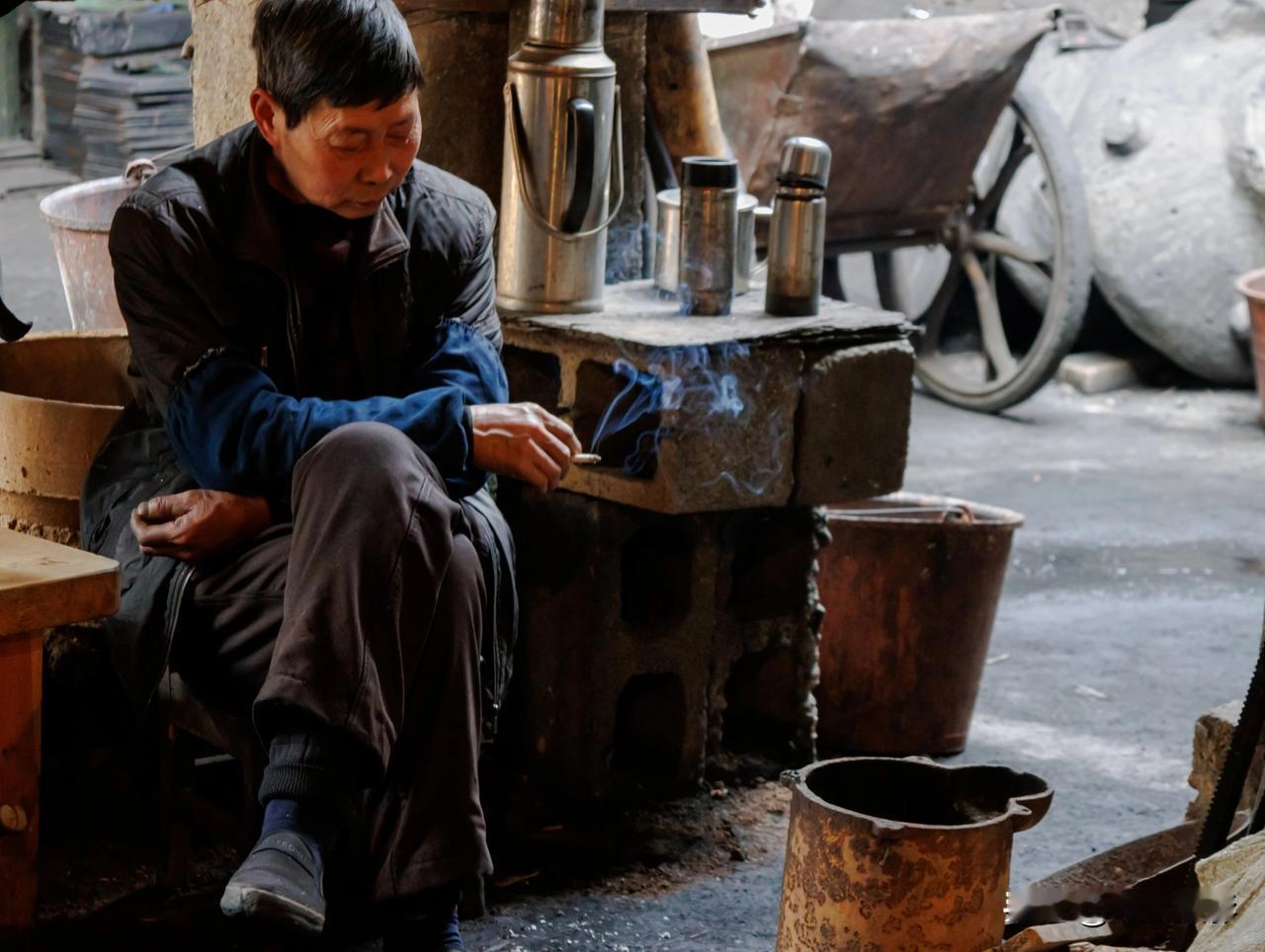 农民工的烦心，抽闷烟