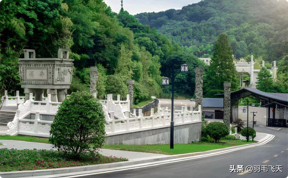 水调歌头：清明祭母
十里潇湘路，风雨正兼程，又到清明时节，别母已吞声。不畏春寒料