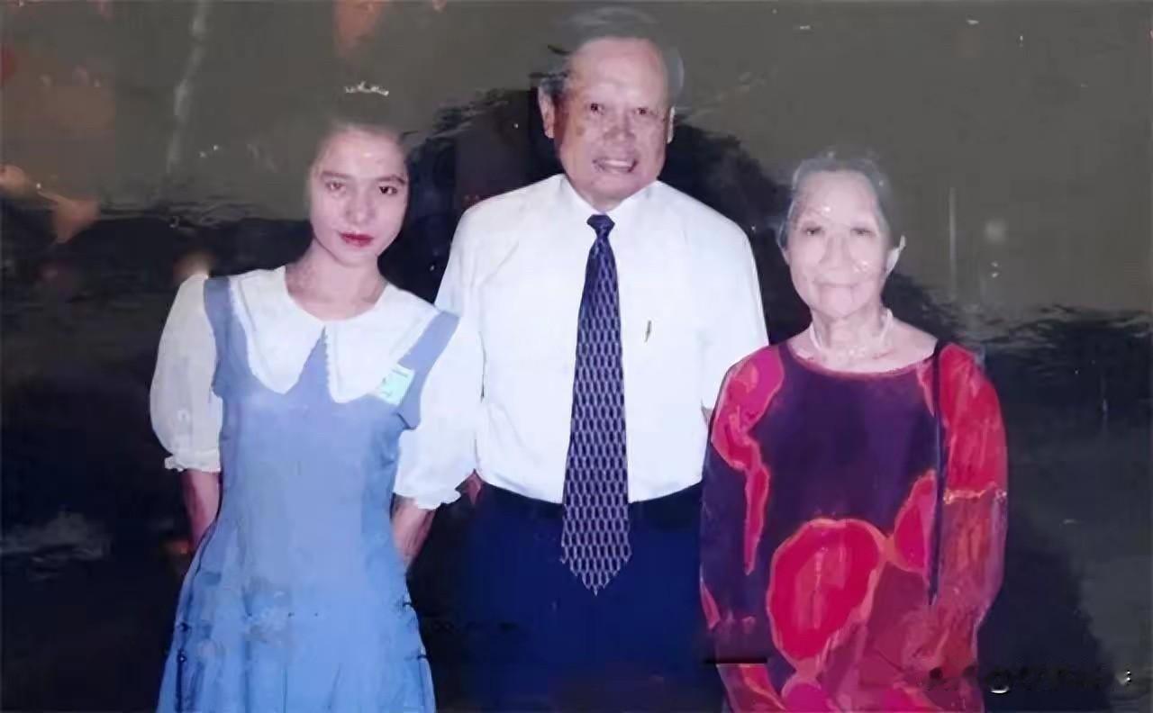 你没看错，这是杨振宁与夫人杜致礼，以及9年后成为杨老续弦的翁帆的合照。很多人疑问