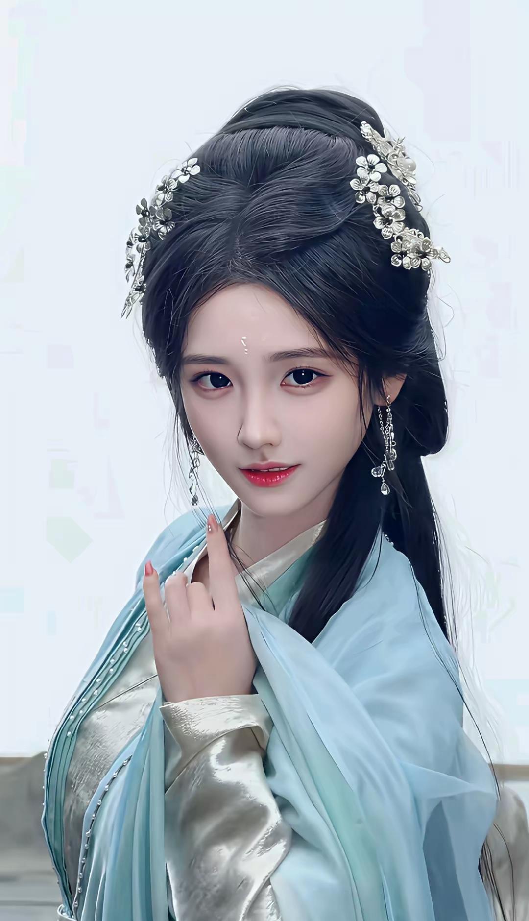 美女壁纸～一袭青蓝仙裙曳动如风，银簪绾发衬得眉眼清冷。持剑时是仗剑天涯的飒爽侠女