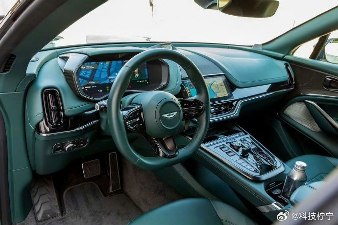 在阿斯顿·马丁的机械美学与苹果CarPlay Ultra科技智慧的融合中，我们不