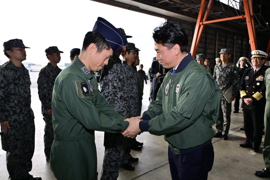 小泉进次郎：视察了海上自卫队那霸航空基地、航空自卫队那霸基地。终于，能够见到受到