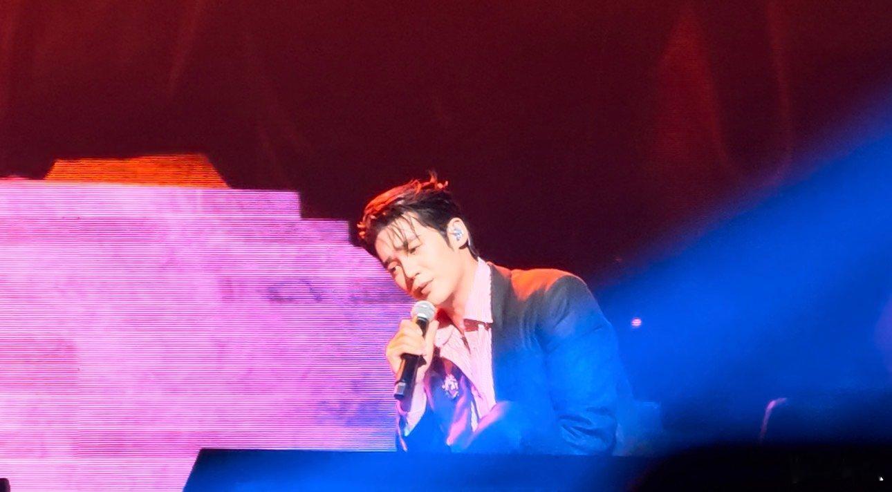 于适成都演唱会坐舞台上给粉丝唱歌成都的松弛感被于适唱出来了 成都的松弛感被于适唱
