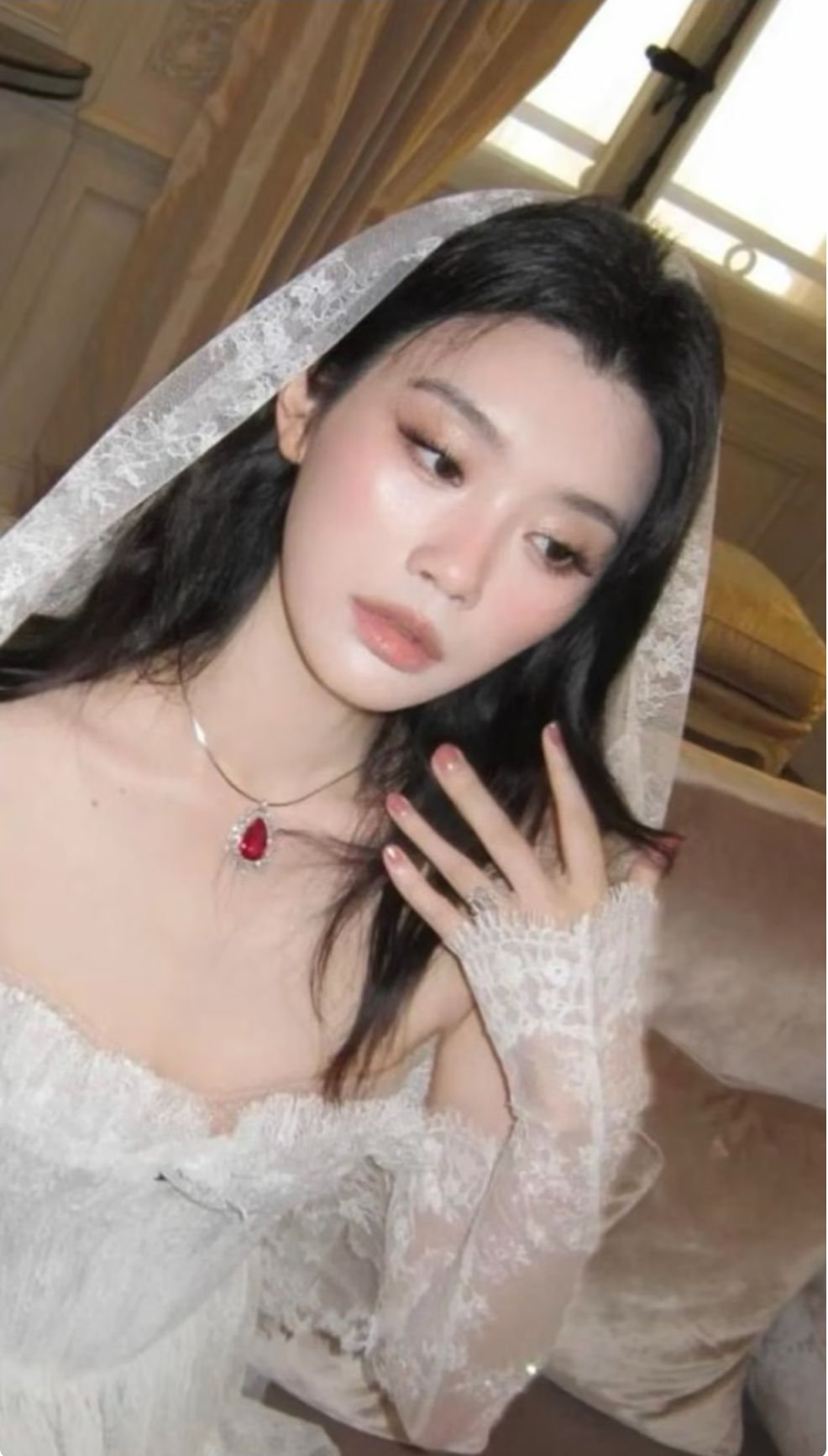 奚梦瑶婚礼佩戴婆婆的高定珠宝，晒照感谢梁安琪，婆媳感情好融洽 