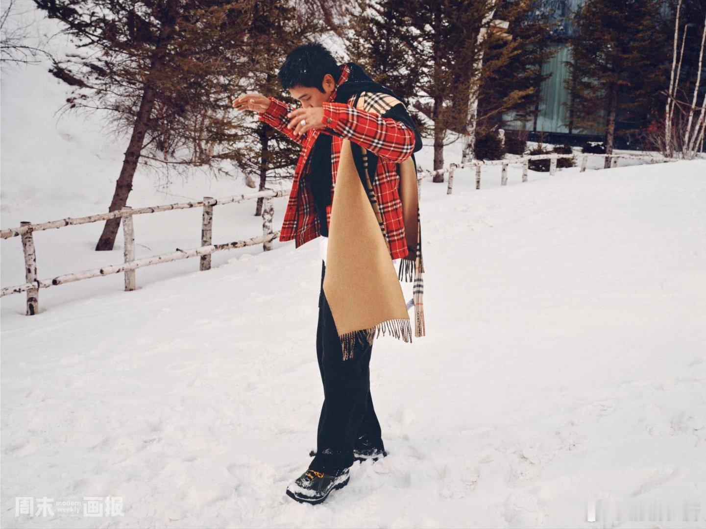 红格撞色裹着山风，雪粒在睫毛跳圆舞曲，绒帽压着碎光，指节叩响木栅栏的晨曲，背影跌