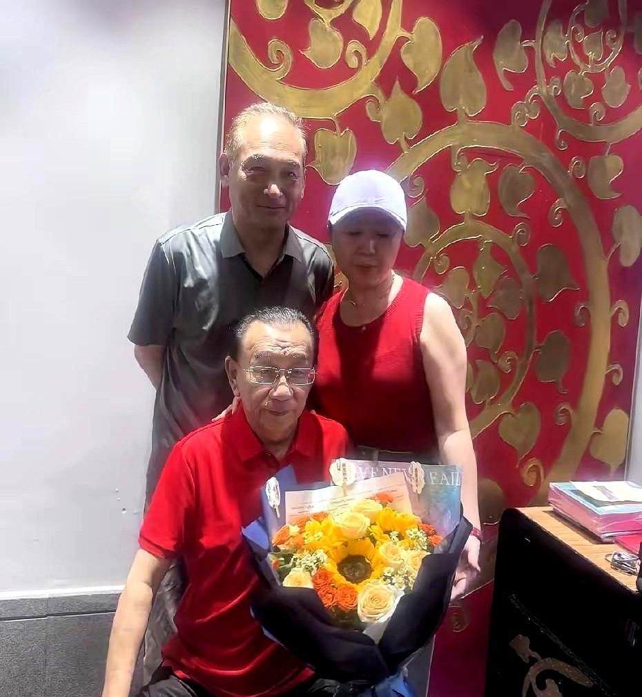 谢雷推门进工作室那刻，师徒俩没说话，镜头先笑了。
黑牙不骂了，师父不躲了。
视频