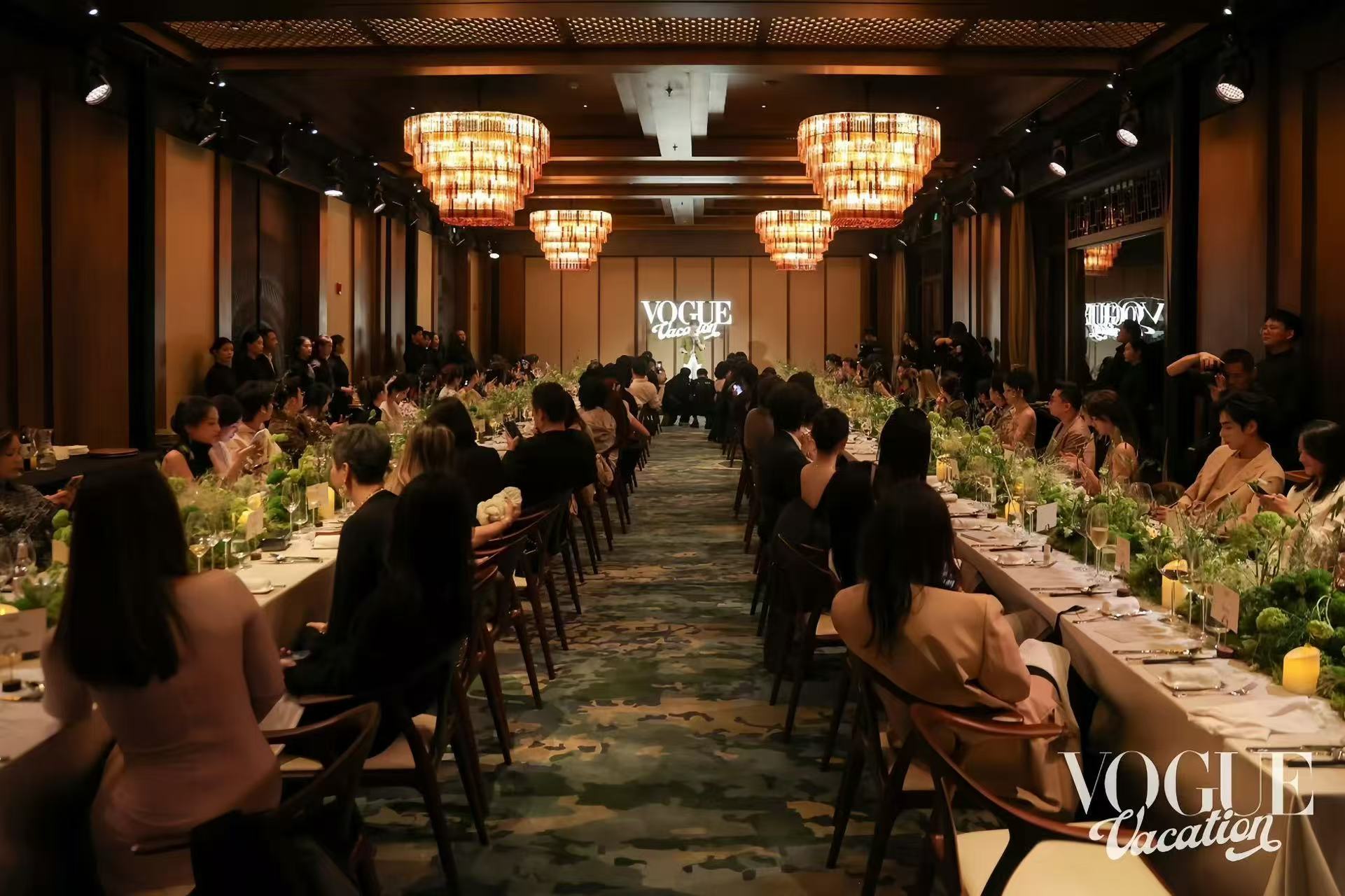 贺峻霖vogue晚宴采访环节是即兴以串联全场的控场力与少年锋芒，成为vogue当