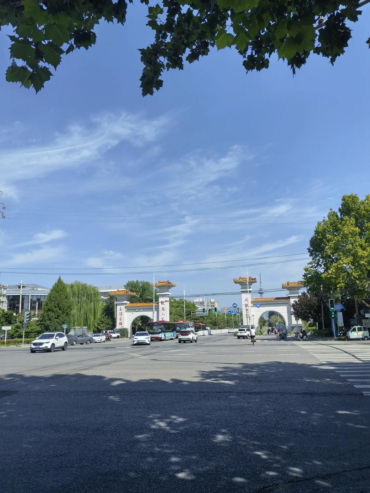 上联：自信自强、敢为人先、开放包容、守正创新，
下联：厚德载物、笃行致远、兼容并