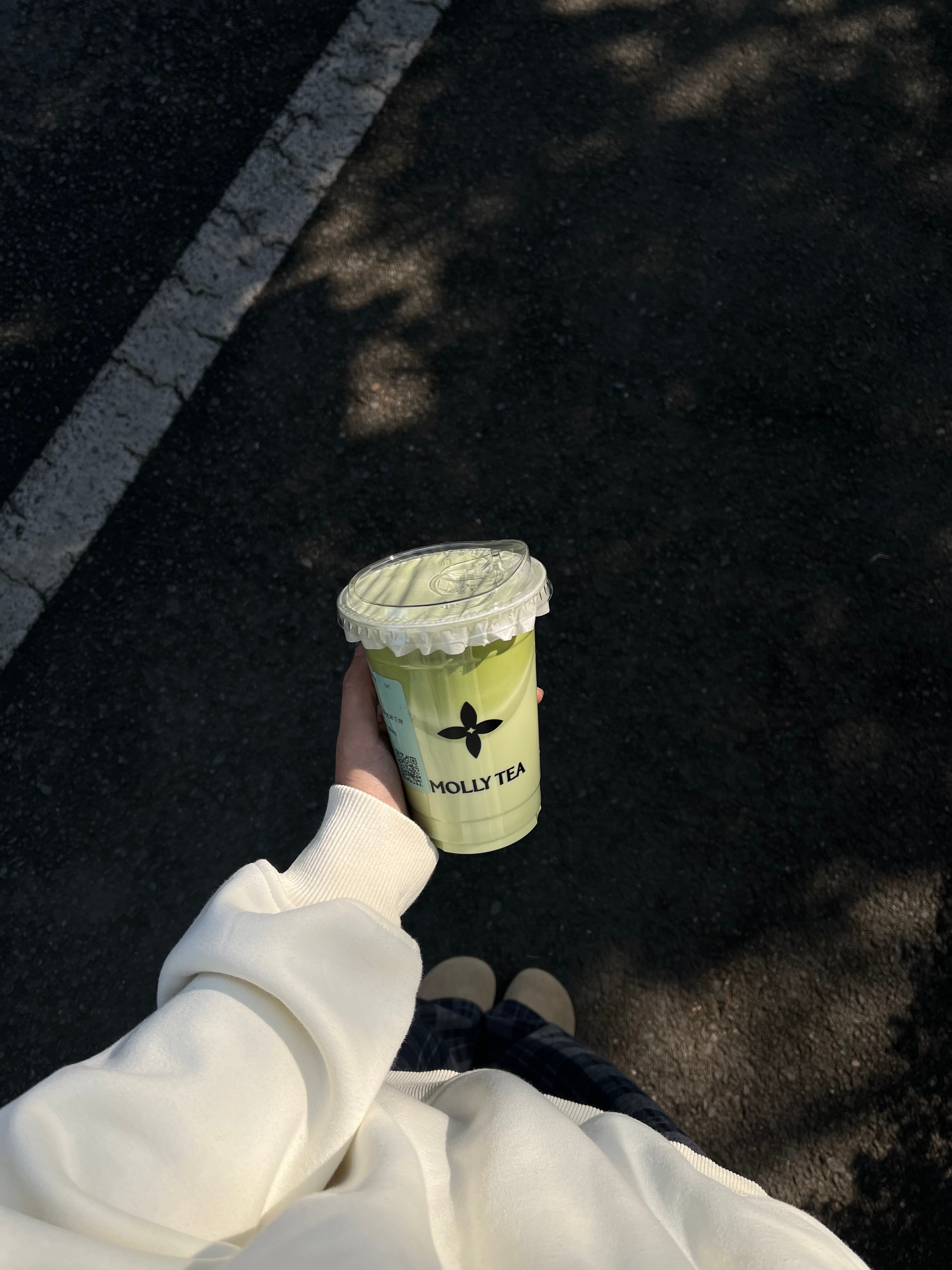 奶茶甜 人很闲 上班就挣点破钱 挣了钱往嘴里填 ​​​