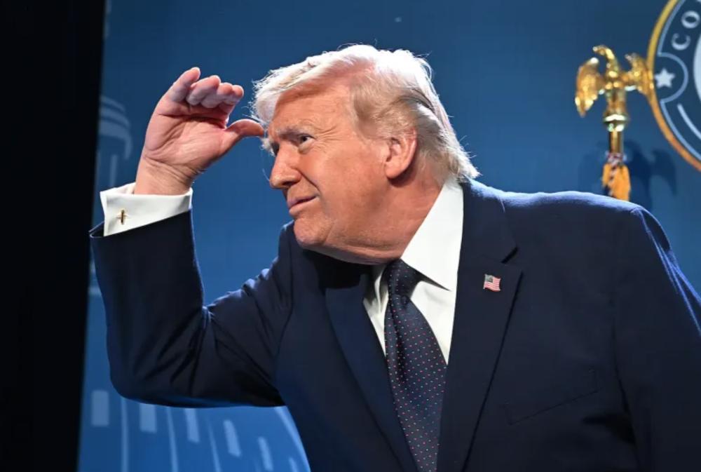 [呲牙]今年的奥斯卡影帝必须给特朗普。。他演绎精湛，面部表情丰富，肢体语言更是登