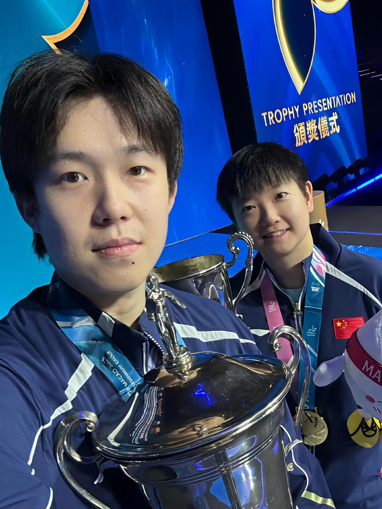 王楚钦问孙颖莎奖杯“帽呢？”！原来男女单奖杯差别这么大
 

澳门世界杯颁奖礼的