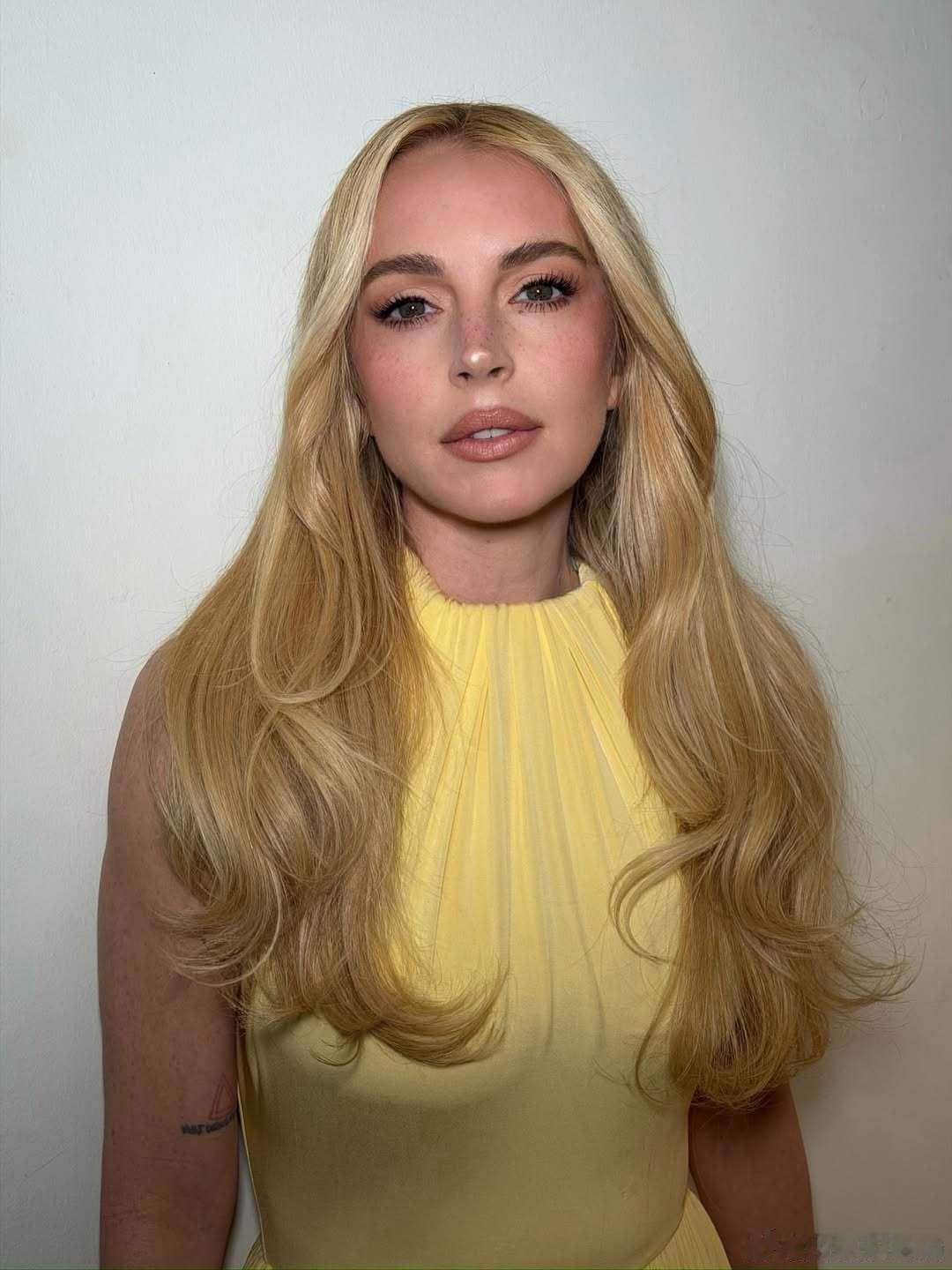 lindsay lohan林赛罗韩在现居地迪拜进行拍摄工作，妆造先偷跑【下个月就