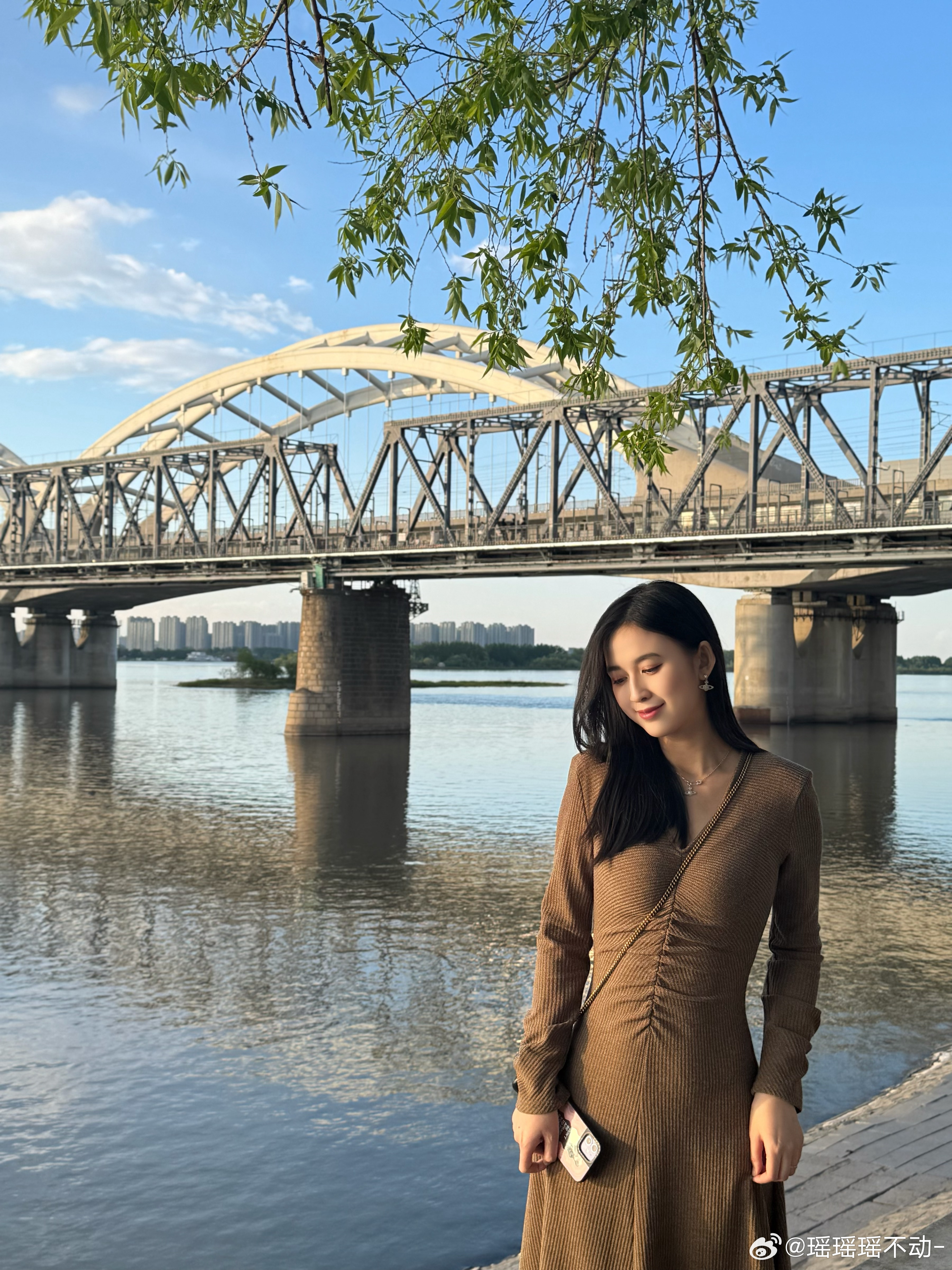 我滴家在东北 松花江上啊～  ​​​