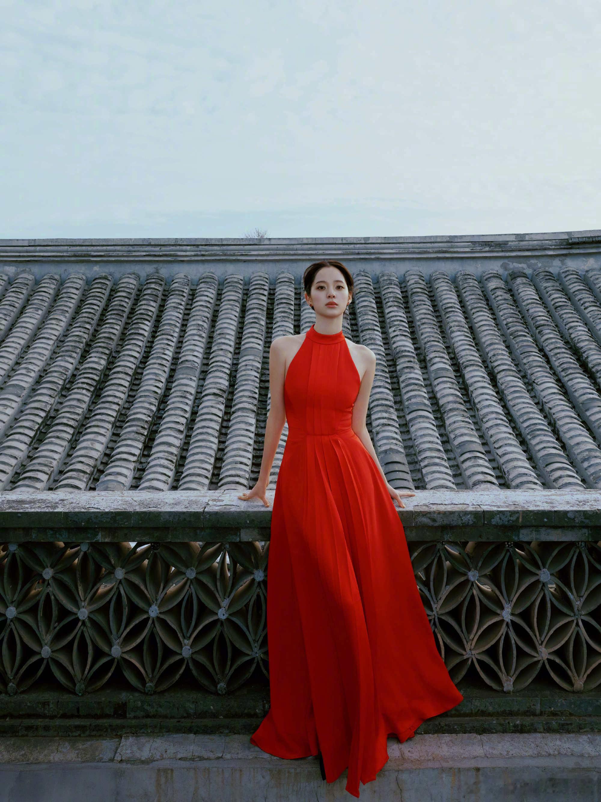 欧阳娜娜春晚 谁的春晚被欧阳娜娜美到了！精致造型搭配温婉气质，不管是红裙还是新中