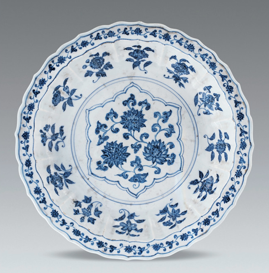 伊朗国家博物馆藏15世纪早期青花缠枝花卉纹菱口折沿大盘 