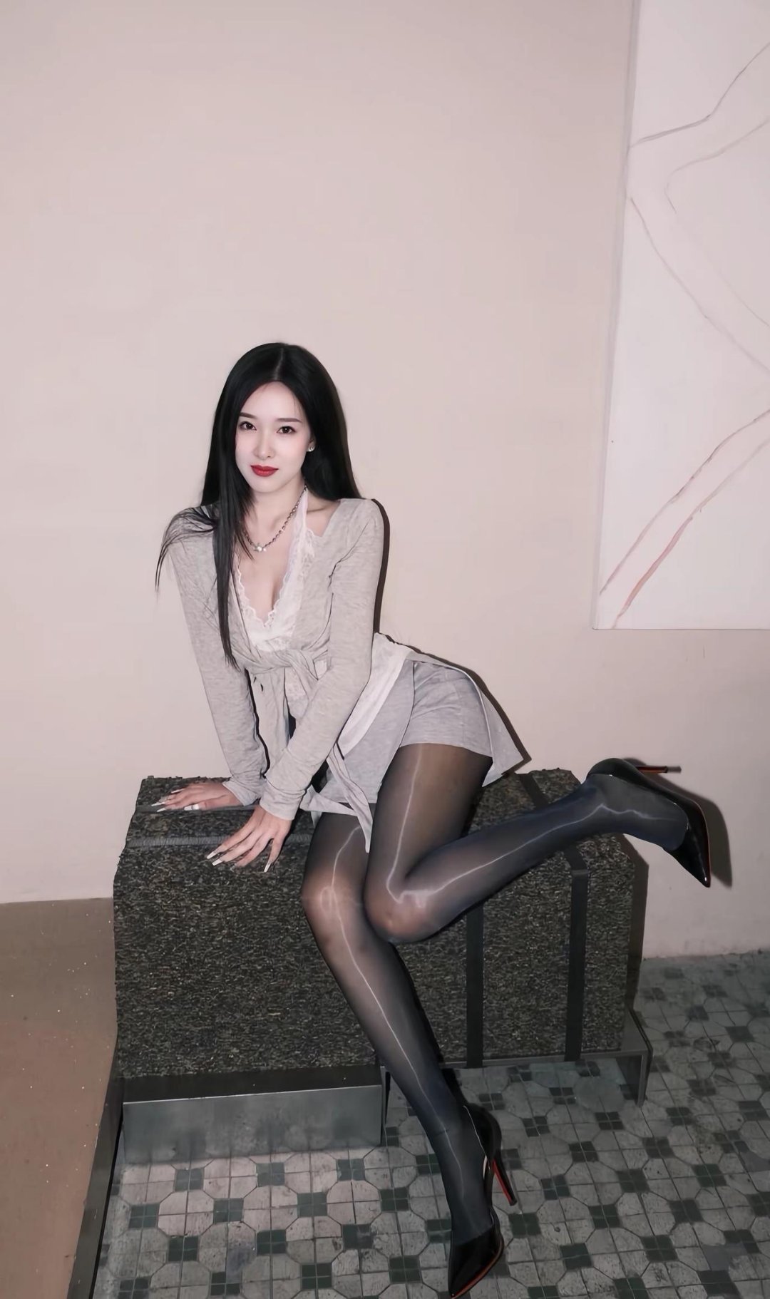 黑丝袜显腿粗还是腿细呀?？ 