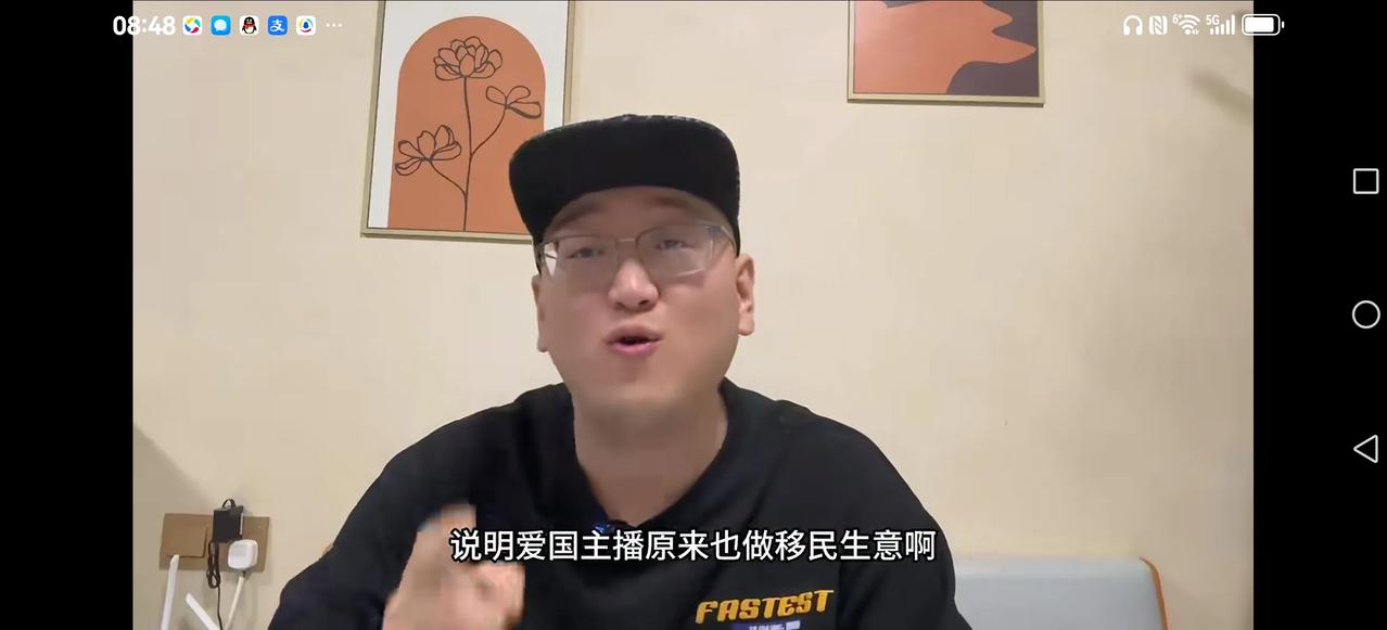 【再一次告诉我们】
这位博主讲到有趣的事：有位在加拿大的爱国女主播，天天在网上狂