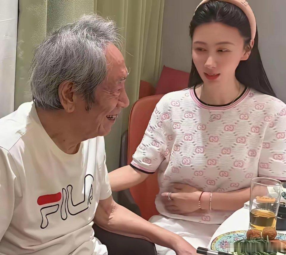 80岁的王奎荣，虽然与娇妻相差37岁，但他们的爱意，并不比年轻人差。这是我在某网