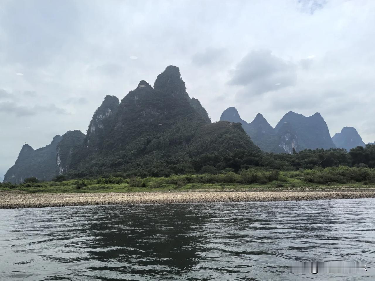赠伴游佳丽
秋风袅袅意氤氲，
佳侣相携访桂林。
身凝华彩浮祥霭，
不负清欢赋酬文