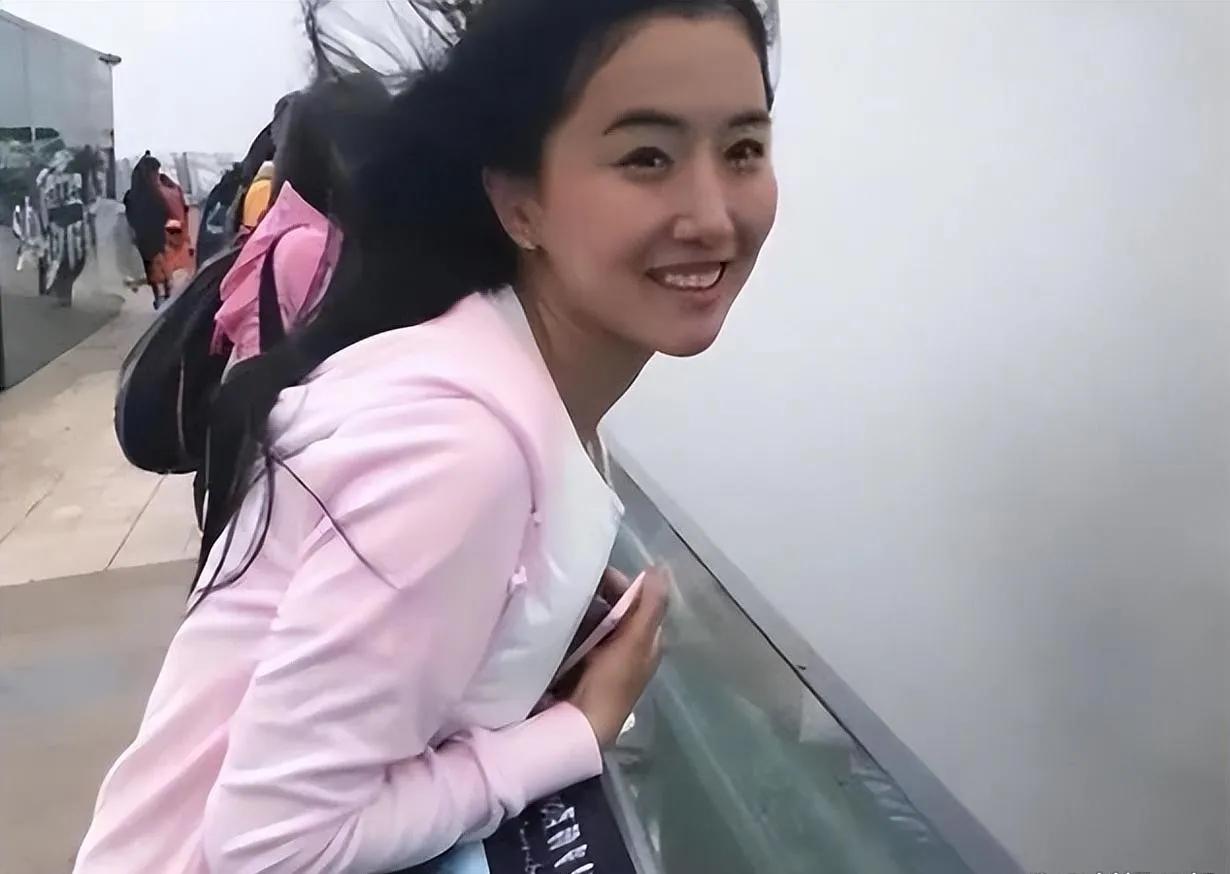翟欣欣判了12年，出狱都51岁了，钱没了，美貌也没了，一个老太太带着一堆黑历史，