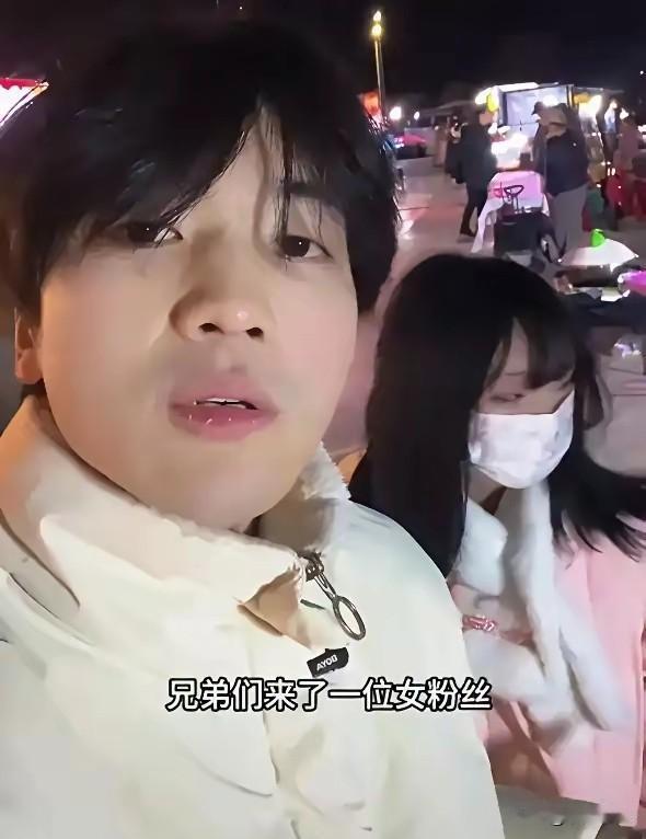 小伙竟然拒绝了不要彩礼不要房的姑娘。
江西一位摆摊的小伙在网上认识了一位四川姑娘