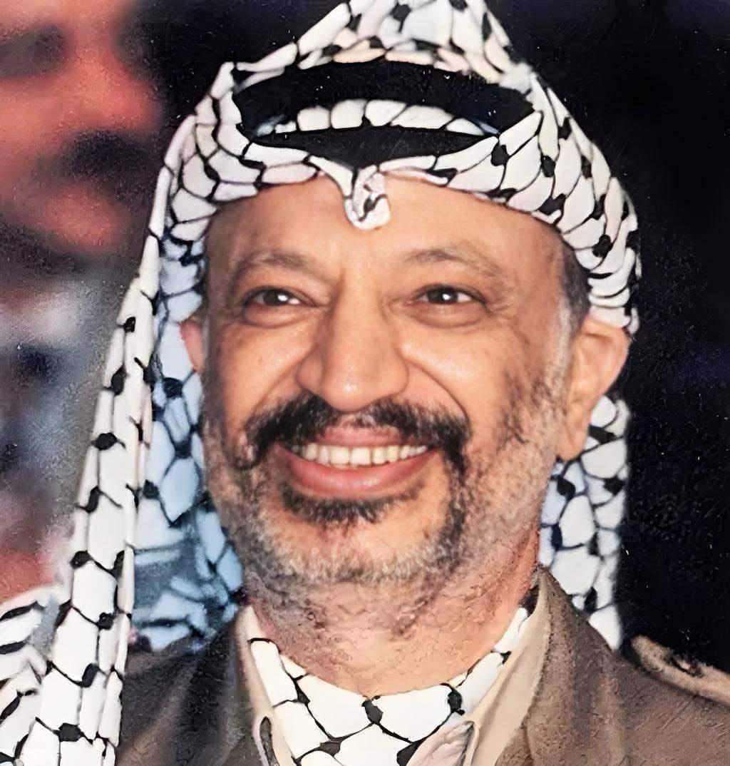 主权为民
提到亚西尔·阿拉法特，很多人会想到他高举民族旗帜、奔走国际舞台的形象。