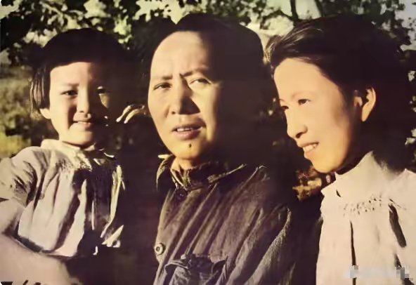 这张珍贵的照片拍摄于1943年的陕北延安，在艰苦的革命岁月里，毛主席怀抱年幼的李