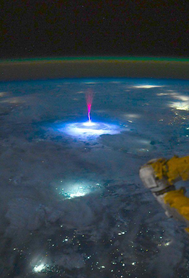 NASA宇航员在国际空间站捕捉到今晨墨西哥和美国上空的这一精灵闪电。

这是由N