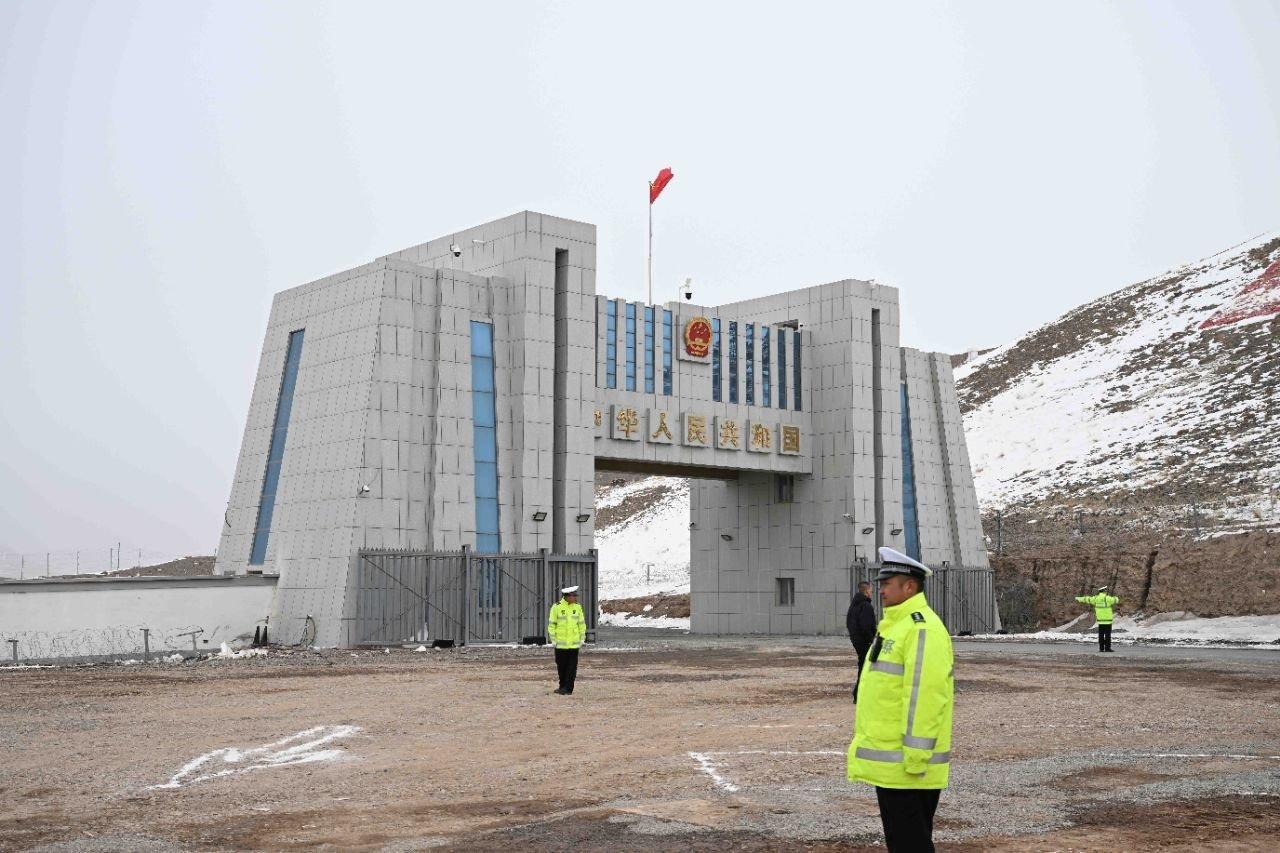 新一代国门，威武雄壮！
分别是:吉尔吉斯斯坦、巴基斯坦、俄罗斯、蒙古。