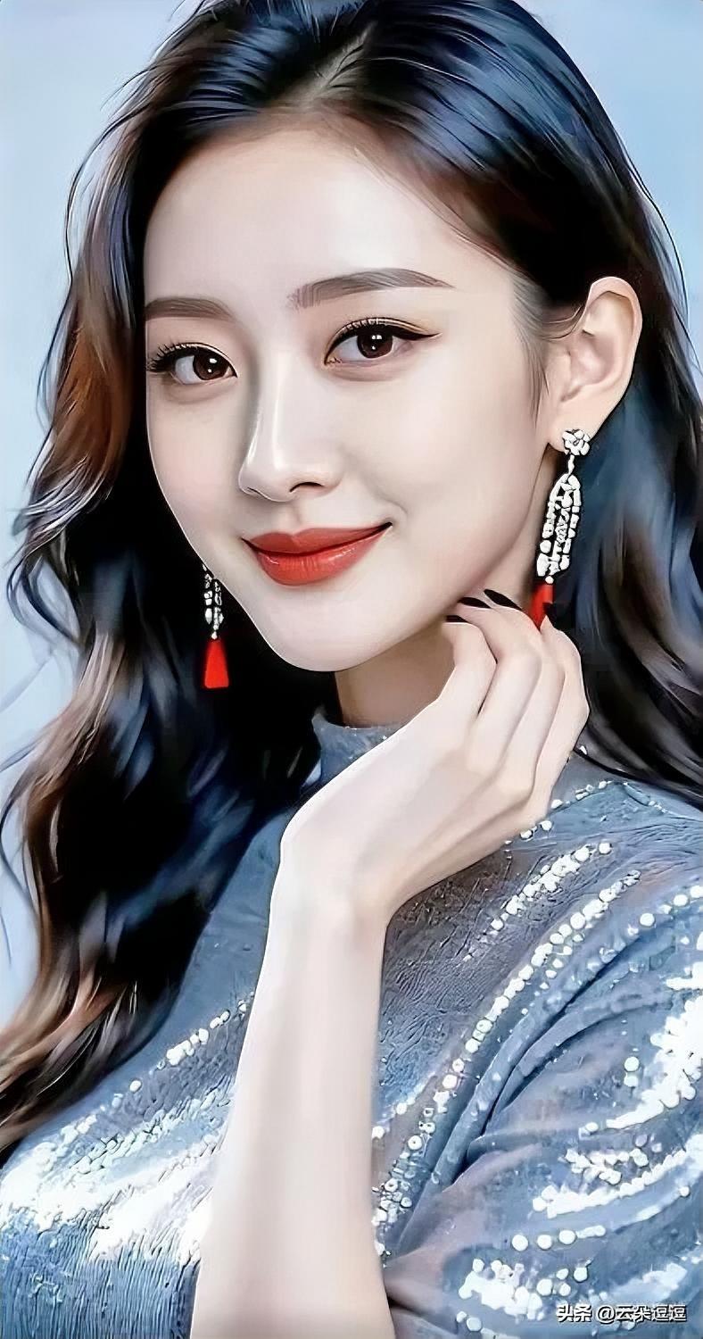 温柔甜美的微笑，闪耀的耳环，优雅动人。