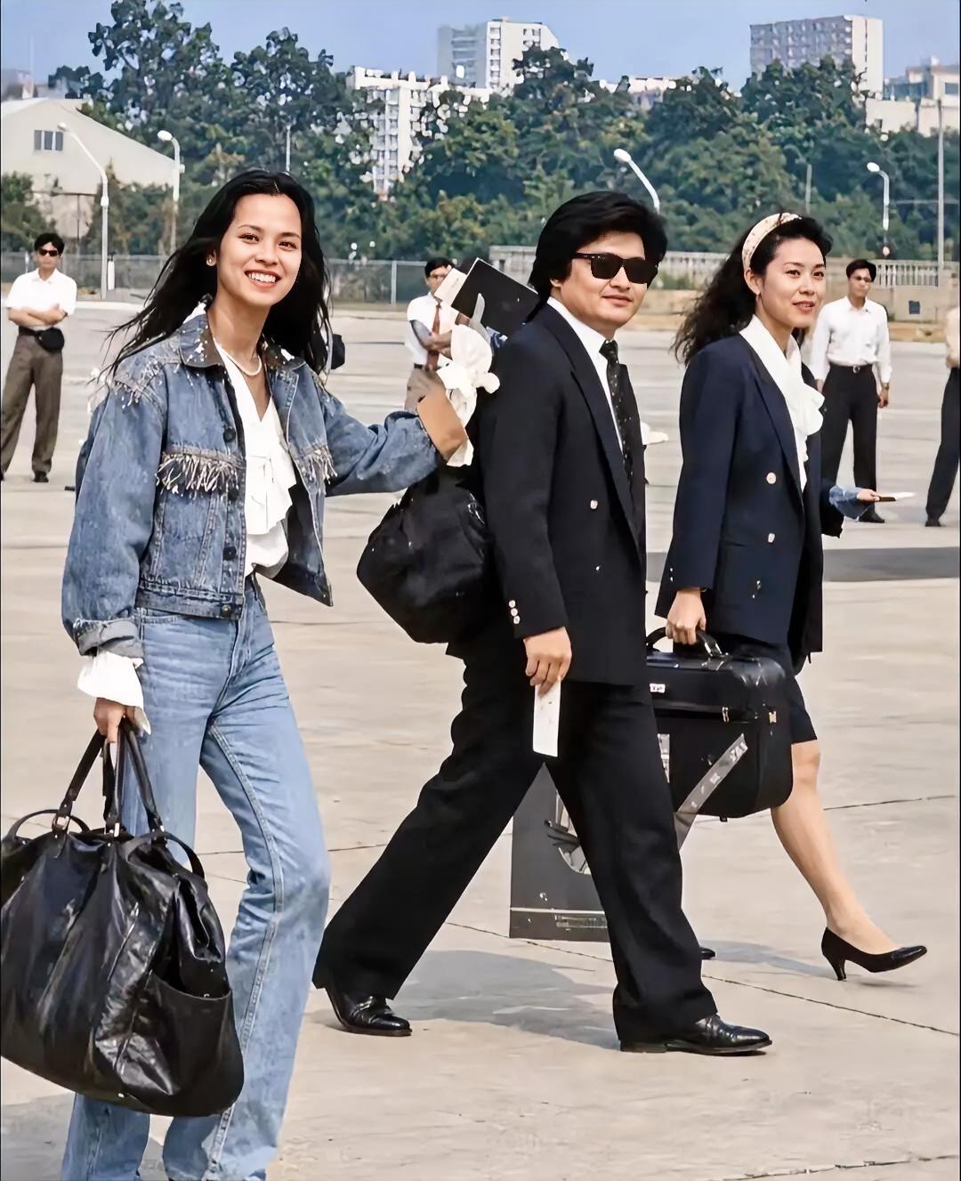 1990年，刘欢27岁，韦唯26岁
刘欢韦唯演唱《亚洲雄风》的时候
那个意气风发